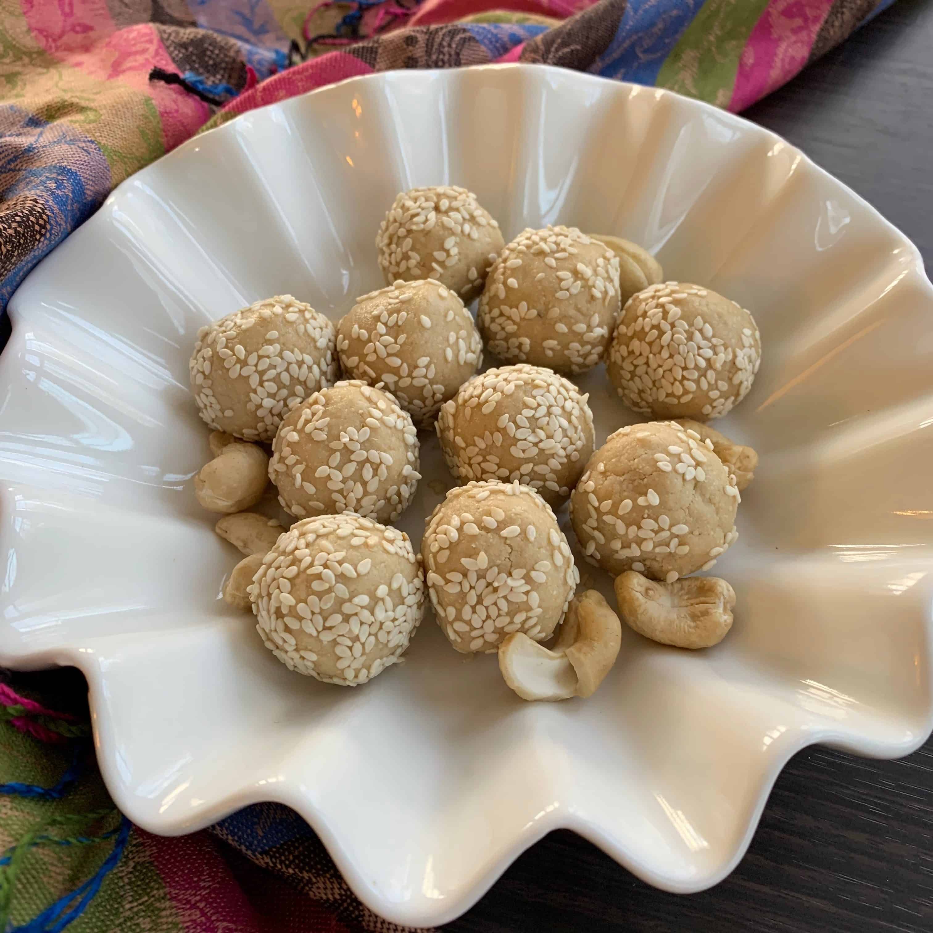 Sesame Cashew balls (Paleo, Vegan)