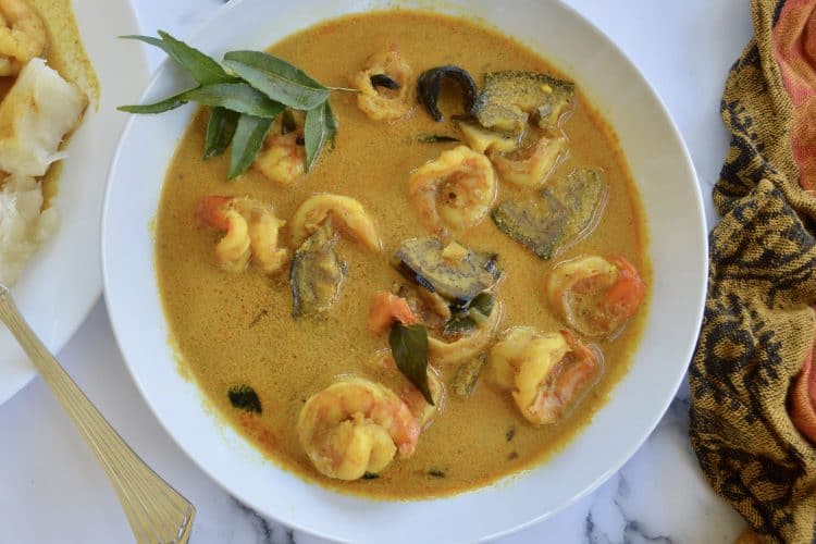 Shrimp and green plantain curry (soup)